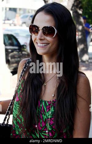 Jordana Brewster macht eine Pause, bevor sie geht und mit dem Filmen von The Fast and the Furious 5 beginnt. Die Schauspielerin lächelte, als sie mit einem freund in der Melrose Avenue in Los Angeles, Kalifornien, einkaufte. 8/25/10. Stockfoto