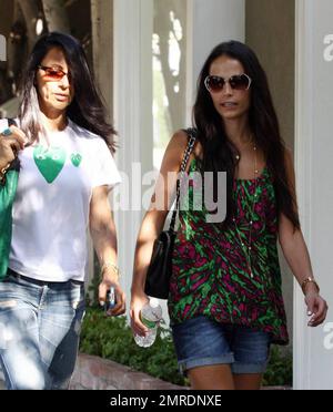 Jordana Brewster macht eine Pause, bevor sie geht und mit dem Filmen von The Fast and the Furious 5 beginnt. Die Schauspielerin lächelte, als sie mit einem freund in der Melrose Avenue in Los Angeles, Kalifornien, einkaufte. 8/25/10. Stockfoto