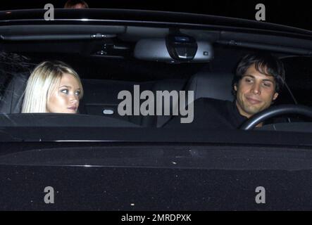 Joe Francis, Gründerin von "Girls Gone Wild", und eine Freundin verlassen das Restaurant VOR KURZEM in Los Angeles, Kalifornien. 10/22/08. Stockfoto