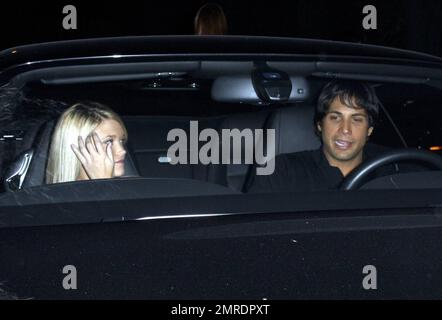 Joe Francis, Gründerin von "Girls Gone Wild", und eine Freundin verlassen das Restaurant VOR KURZEM in Los Angeles, Kalifornien. 10/22/08. Stockfoto