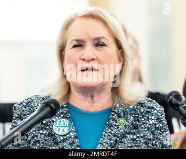 Washington, Usa. 31. Januar 2023. USA Vertreterin Sylvia Garcia (D-TX) spricht mit Reportern in den USA Capitol über eine Resolution zur Bestätigung der Ratifizierung der Gleichberechtigung. Kredit: SOPA Images Limited/Alamy Live News Stockfoto