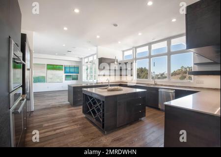 Das ist Jessica Simpsons Vater, Joe Simpsons neues Junggesellenbude in Malibu, das er angeblich für geschätzte $3,8 Millionen Dollar gekauft hat. Die 5.340 Quadratfuß große Villa verfügt über 4 Schlafzimmer und 5 Badezimmer, einschließlich einer Master Suite mit herrlichem Meerblick, einem riesigen begehbaren Kleiderschrank und einem Spa-Stil Badezimmer. Das wunderschöne Haus bietet innen/außen Wohnen mit Blick auf den Nachbarschaftspark mit Pfad zum Strand und lokalen Geschäften. Neue breite Böden aus französischer Eiche, maßgefertigte Schränke, atemberaubende Oberflächen und hohe Decken sorgen für Wärme und Schönheit im ganzen Haus. Auf der Hauptebene gibt es einen Offi Stockfoto