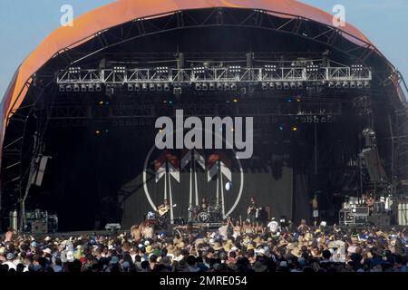 Der australische Musiker John Butler singt und spielt Gitarre und Bango während einer Aufführung mit der Funk Rock- und Bluegrass-Band John Butler Trio beim jährlichen Big Day Out Musikfestival auf dem Sydney Showground. Während seines Auftritts zeigte Butler seine markanten Acryl-Fingernägel, die seine Gitarre beim Spielen unterstützen. Sydney, AUS. 01/26/11. Stockfoto