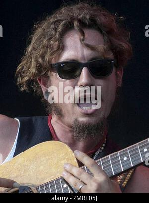 Der australische Musiker John Butler singt und spielt Gitarre und Bango während einer Aufführung mit der Funk Rock- und Bluegrass-Band John Butler Trio beim jährlichen Big Day Out Musikfestival auf dem Sydney Showground. Während seines Auftritts zeigte Butler seine markanten Acryl-Fingernägel, die seine Gitarre beim Spielen unterstützen. Sydney, AUS. 01/26/11. Stockfoto