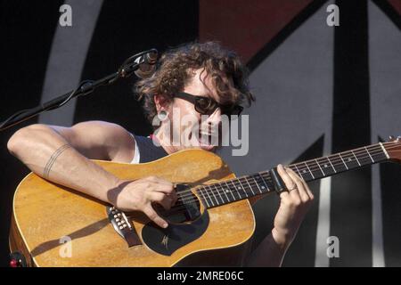 Der australische Musiker John Butler singt und spielt Gitarre und Bango während einer Aufführung mit der Funk Rock- und Bluegrass-Band John Butler Trio beim jährlichen Big Day Out Musikfestival auf dem Sydney Showground. Während seines Auftritts zeigte Butler seine markanten Acryl-Fingernägel, die seine Gitarre beim Spielen unterstützen. Sydney, AUS. 01/26/11. Stockfoto