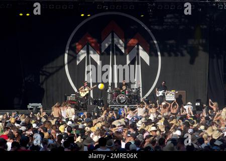 Der australische Musiker John Butler singt und spielt Gitarre und Bango während einer Aufführung mit der Funk Rock- und Bluegrass-Band John Butler Trio beim jährlichen Big Day Out Musikfestival auf dem Sydney Showground. Während seines Auftritts zeigte Butler seine markanten Acryl-Fingernägel, die seine Gitarre beim Spielen unterstützen. Sydney, AUS. 01/26/11. Stockfoto