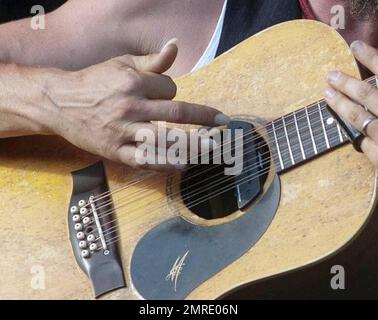 Der australische Musiker John Butler singt und spielt Gitarre und Bango während einer Aufführung mit der Funk Rock- und Bluegrass-Band John Butler Trio beim jährlichen Big Day Out Musikfestival auf dem Sydney Showground. Während seines Auftritts zeigte Butler seine markanten Acryl-Fingernägel, die seine Gitarre beim Spielen unterstützen. Sydney, AUS. 01/26/11. Stockfoto