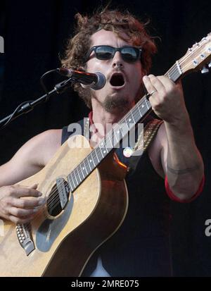 Der australische Musiker John Butler singt und spielt Gitarre und Bango während einer Aufführung mit der Funk Rock- und Bluegrass-Band John Butler Trio beim jährlichen Big Day Out Musikfestival auf dem Sydney Showground. Während seines Auftritts zeigte Butler seine markanten Acryl-Fingernägel, die seine Gitarre beim Spielen unterstützen. Sydney, AUS. 01/26/11. Stockfoto