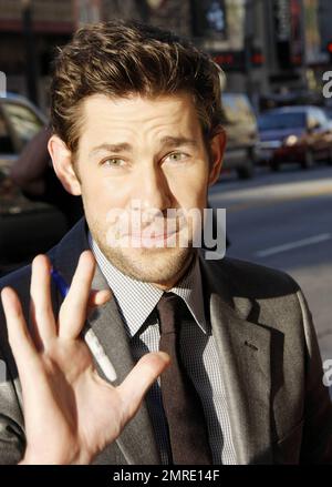 John Krasinski kommt in Grauman's Chinese Theater zur Premiere seines neuen Films "etwas geborgtes". Der Schauspieler wird fotografiert, wie er über die Straße läuft, Autogramme signiert und Fotos mit Fans macht. Los Angeles, Kalifornien. 05/03/11. Stockfoto