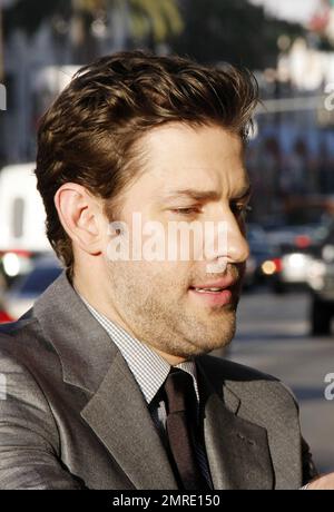 John Krasinski kommt in Grauman's Chinese Theater zur Premiere seines neuen Films "etwas geborgtes". Der Schauspieler wird fotografiert, wie er über die Straße läuft, Autogramme signiert und Fotos mit Fans macht. Los Angeles, Kalifornien. 05/03/11. Stockfoto