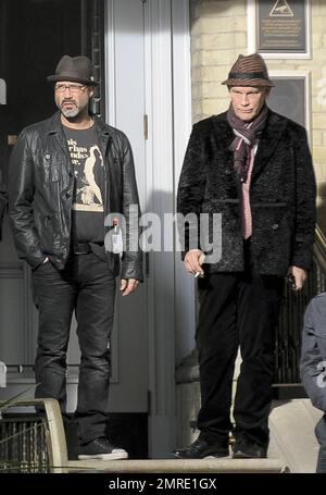 Schauspieler John Malkovich raucht eine Zigarette, während er am Drehort „Red 2" in London, Großbritannien, teilnimmt. 12. November 2012 Stockfoto