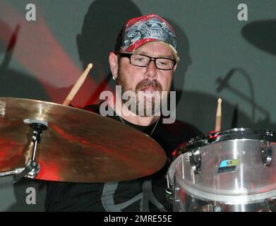 Jason Bonham, englischer Schlagzeuger und Sohn des verstorbenen LED Zeppelin-Schlagzeugers John Bonham, spielt auf der John Varvatos 10. Anniversary Party, die in der John Varvatos 315 Bowery Boutique, einst dem legendären Rockclub CBGB, stattfindet. New York, NY. 09/11/10. Stockfoto