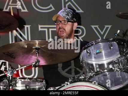 Jason Bonham, englischer Schlagzeuger und Sohn des verstorbenen LED Zeppelin-Schlagzeugers John Bonham, spielt auf der John Varvatos 10. Anniversary Party, die in der John Varvatos 315 Bowery Boutique, einst dem legendären Rockclub CBGB, stattfindet. New York, NY. 09/11/10. Stockfoto