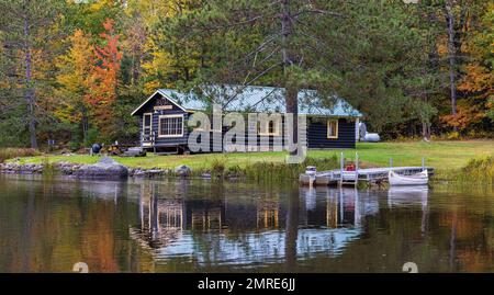 Eine alte Blockhütte am East Fork des Chippewa River im Norden von Wisconsin. Stockfoto