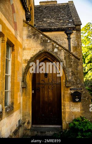 Teachers House bogenförmiger Eingang auf der Gloucester Street in Winchcombe, England. Stockfoto