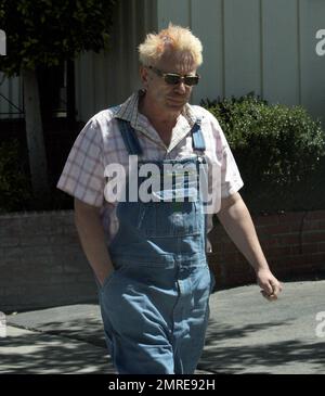 Exklusiv!! Was für ein mieser Haarschnitt, Johnny! Wir erwischten John Lydon, alias Johnny Rotten, für einen Spaziergang in einer Farmer-Jeanshose und einem seltsamen Haarschnitt, der fast aussah, als ob er blutete. Los Angeles, Kalifornien, 6/6/07. Stockfoto