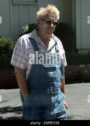 Exklusiv!! Was für ein mieser Haarschnitt, Johnny! Wir erwischten John Lydon, alias Johnny Rotten, für einen Spaziergang in einer Farmer-Jeanshose und einem seltsamen Haarschnitt, der fast aussah, als ob er blutete. Los Angeles, Kalifornien, 6/6/07. Stockfoto