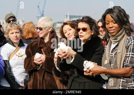 Jude Kelly, Annie Lennox, Cheri Lunghi und Bianca Jagger gehen während der zweiten jährlichen Kampagne "Join me on the Bridge", bei der am Internationalen Frauentag weiße Tauben freigelassen wurden, Seite an Seite mit anderen Frauen, die Schilder auf der Millennium Bridge tragen. Unter den Frauen war Dr. Helen Pankhurst, der sagte: "Es ist mir eine Ehre, an der "Join Me on the Bridge" -Kampagne teilzunehmen, mit Frauen auf der ganzen Welt stark zu sein und Gleichberechtigung zwischen den Geschlechtern zu fordern, Wie es meine Urgroßmutter vor 100 Jahren tat,“ und sich dabei auf Emmeline Pankhurst bezog, eine englische politische Aktivistin und Anführerin der britischen Suffragette Mo Stockfoto