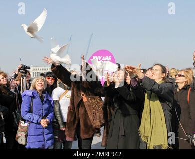 Jude Kelly, Annie Lennox, Cheri Lunghi, Bianca Jagger und Dr. Helen Pankhurst gehen während der zweiten jährlichen Kampagne „Join me on the Bridge“, bei der am Internationalen Frauentag weiße Tauben freigelassen wurden, Seite an Seite mit anderen Frauen mit Schildern auf der Millennium Bridge. Unter den Frauen war Dr. Helen Pankhurst, der sagte: "Es ist mir eine Ehre, an der "Join Me on the Bridge" -Kampagne teilzunehmen, mit Frauen auf der ganzen Welt stark zu sein und Gleichberechtigung zwischen den Geschlechtern zu fordern, Wie es meine Urgroßmutter vor 100 Jahren tat,“ und sich dabei auf Emmeline Pankhurst bezog, eine englische politische Aktivistin und Anführerin der B Stockfoto