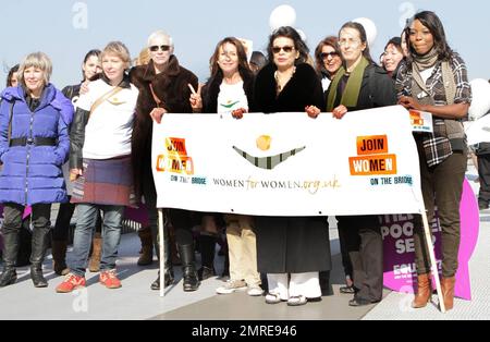 Jude Kelly, Annie Lennox, Cheri Lunghi, Bianca Jagger und Dr. Helen Pankhurst gehen während der zweiten jährlichen Kampagne „Join me on the Bridge“, bei der am Internationalen Frauentag weiße Tauben freigelassen wurden, Seite an Seite mit anderen Frauen mit Schildern auf der Millennium Bridge. Unter den Frauen war Dr. Helen Pankhurst, der sagte: "Es ist mir eine Ehre, an der "Join Me on the Bridge" -Kampagne teilzunehmen, mit Frauen auf der ganzen Welt stark zu sein und Gleichberechtigung zwischen den Geschlechtern zu fordern, Wie es meine Urgroßmutter vor 100 Jahren tat,“ und sich dabei auf Emmeline Pankhurst bezog, eine englische politische Aktivistin und Anführerin der B Stockfoto