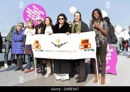 Jude Kelly, Annie Lennox, Cheri Lunghi, Bianca Jagger und Dr. Helen Pankhurst gehen während der zweiten jährlichen Kampagne „Join me on the Bridge“, bei der am Internationalen Frauentag weiße Tauben freigelassen wurden, Seite an Seite mit anderen Frauen mit Schildern auf der Millennium Bridge. Unter den Frauen war Dr. Helen Pankhurst, der sagte: "Es ist mir eine Ehre, an der "Join Me on the Bridge" -Kampagne teilzunehmen, mit Frauen auf der ganzen Welt stark zu sein und Gleichberechtigung zwischen den Geschlechtern zu fordern, Wie es meine Urgroßmutter vor 100 Jahren tat,“ und sich dabei auf Emmeline Pankhurst bezog, eine englische politische Aktivistin und Anführerin der B Stockfoto