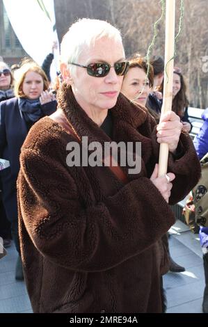 Annie Lennox geht Seite an Seite mit anderen Frauen mit Schildern auf der Millennium Bridge während der zweiten jährlichen Kampagne „Join Me on the Bridge“, bei der weiße Tauben am Internationalen Frauentag freigelassen wurden. Unter den Frauen war Dr. Helen Pankhurst, der sagte: "Es ist mir eine Ehre, an der "Join Me on the Bridge"-Kampagne teilzunehmen. Wie es meine Urgroßmutter vor 100 Jahren tat,“ und sich dabei auf Emmeline Pankhurst bezog, eine englische politische Aktivistin und Anführerin der britischen Suffragettenbewegung. London, Großbritannien. 03/08/11. Stockfoto