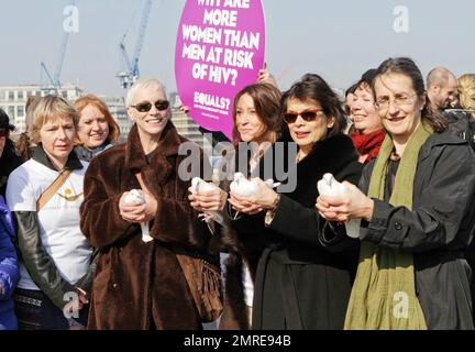 Jude Kelly, Annie Lennox, Cheri Lunghi, Bianca Jagger und Dr. Helen Pankhurst gehen während der zweiten jährlichen Kampagne „Join me on the Bridge“, bei der am Internationalen Frauentag weiße Tauben freigelassen wurden, Seite an Seite mit anderen Frauen mit Schildern auf der Millennium Bridge. Unter den Frauen war Dr. Helen Pankhurst, der sagte: "Es ist mir eine Ehre, an der "Join Me on the Bridge" -Kampagne teilzunehmen, mit Frauen auf der ganzen Welt stark zu sein und Gleichberechtigung zwischen den Geschlechtern zu fordern, Wie es meine Urgroßmutter vor 100 Jahren tat,“ und sich dabei auf Emmeline Pankhurst bezog, eine englische politische Aktivistin und Anführerin der B Stockfoto