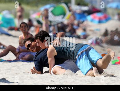 Jonah Hill, Miles Teller und Ana de Armas werden am Strand gesehen, wo sie den Comedy-Film „Arms and the Dudes“ unter der Regie von Todd Phillips drehen. Jonah und Miles werden beim Essen gesehen, dann wird gesehen, wie Jonah mit einer blonden Bikini-verkleideten Dame spricht, während Miles in einer anderen Szene gesehen wird, wie sie mit einem Jonah Hill Stunt Double im Sand ringen. Ana trägt ein rosa Bikinioberteil unter einem weißen Cover, während sie ein Stunt-Baby hält. Miami, Florida 8. Mai 2015. Stockfoto