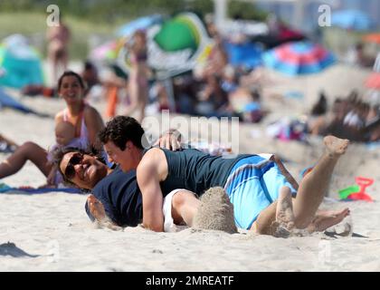 Jonah Hill, Miles Teller und Ana de Armas werden am Strand gesehen, wo sie den Comedy-Film „Arms and the Dudes“ unter der Regie von Todd Phillips drehen. Jonah und Miles werden beim Essen gesehen, dann wird gesehen, wie Jonah mit einer blonden Bikini-verkleideten Dame spricht, während Miles in einer anderen Szene gesehen wird, wie sie mit einem Jonah Hill Stunt Double im Sand ringen. Ana trägt ein rosa Bikinioberteil unter einem weißen Cover, während sie ein Stunt-Baby hält. Miami, Florida 8. Mai 2015. Stockfoto