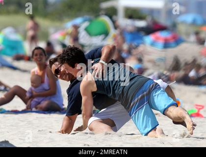 Jonah Hill, Miles Teller und Ana de Armas werden am Strand gesehen, wo sie den Comedy-Film „Arms and the Dudes“ unter der Regie von Todd Phillips drehen. Jonah und Miles werden beim Essen gesehen, dann wird gesehen, wie Jonah mit einer blonden Bikini-verkleideten Dame spricht, während Miles in einer anderen Szene gesehen wird, wie sie mit einem Jonah Hill Stunt Double im Sand ringen. Ana trägt ein rosa Bikinioberteil unter einem weißen Cover, während sie ein Stunt-Baby hält. Miami, Florida 8. Mai 2015. Stockfoto