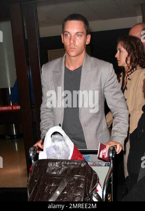 Der Tudors-Schauspieler Jonathan Rhys Meyers und die Freundin Reena Hammer kamen nach einem Langstreckenflug von Paris am LAX an. Los Angeles, Kalifornien. 4/29/10 Stockfoto