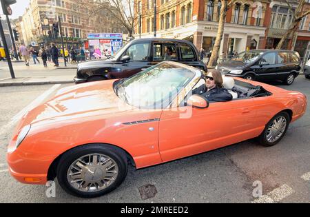 Der Fernsehmoderator Jonathan Ross, der in diesem Jahr eine neue ITV1-Show ausrichten wird, hält an einer Ampel, während er in seinem Cabrio Thunderbird unterwegs ist. London, Großbritannien. 3/25/11. Stockfoto