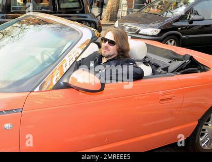 Der Fernsehmoderator Jonathan Ross, der in diesem Jahr eine neue ITV1-Show ausrichten wird, hält an einer Ampel, während er in seinem Cabrio Thunderbird unterwegs ist. London, Großbritannien. 3/25/11. Stockfoto