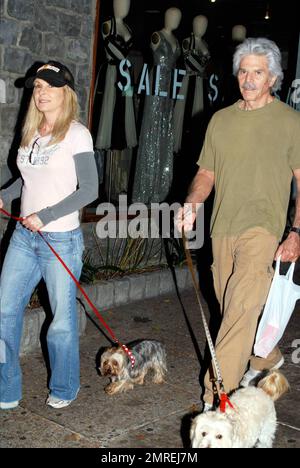 Mexikanischer Schauspieler spanischer Abstammung Jorge Rivero führt seine Hunde mit einer Freundin auf dem Robertson Blvd in Los Angeles, Kalifornien, aus. 9/11/09. Stockfoto