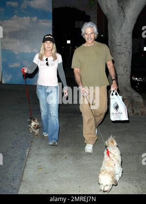 Mexikanischer Schauspieler spanischer Abstammung Jorge Rivero führt seine Hunde mit einer Freundin auf dem Robertson Blvd in Los Angeles, Kalifornien, aus. 9/11/09. Stockfoto