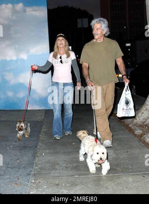 Mexikanischer Schauspieler spanischer Abstammung Jorge Rivero führt seine Hunde mit einer Freundin auf dem Robertson Blvd in Los Angeles, Kalifornien, aus. 9/11/09. Stockfoto