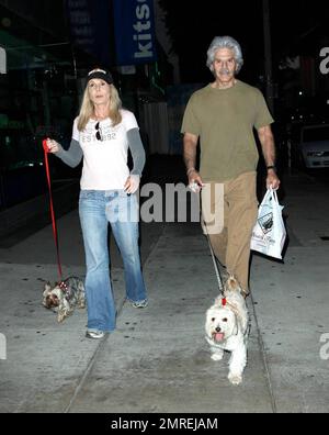 Mexikanischer Schauspieler spanischer Abstammung Jorge Rivero führt seine Hunde mit einer Freundin auf dem Robertson Blvd in Los Angeles, Kalifornien, aus. 9/11/09. Stockfoto