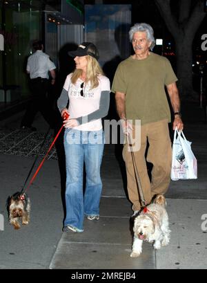 Mexikanischer Schauspieler spanischer Abstammung Jorge Rivero führt seine Hunde mit einer Freundin auf dem Robertson Blvd in Los Angeles, Kalifornien, aus. 9/11/09. Stockfoto