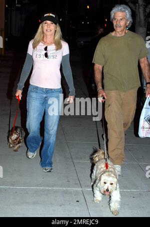 Mexikanischer Schauspieler spanischer Abstammung Jorge Rivero führt seine Hunde mit einer Freundin auf dem Robertson Blvd in Los Angeles, Kalifornien, aus. 9/11/09. Stockfoto