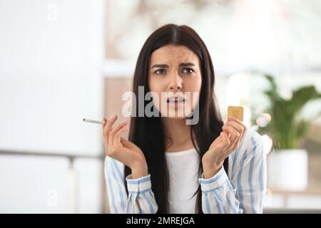 Frau Mit Nikotinpflaster In Der Nähe Bis Zu Bewaffnen Stockfoto