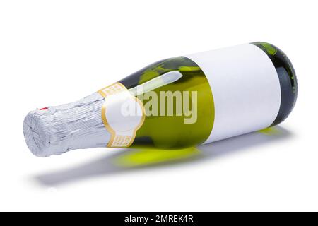 Grüne Glasflasche Mit Kontrastelementen Und Ausschnitt Auf Weiß. Stockfoto