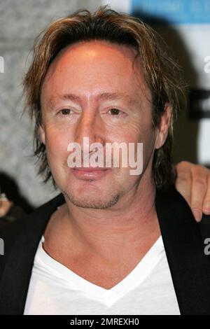 Julian Lennon, Musiker und Sohn von John Lennon, eröffnet seine erste Fotoausstellung im Adrienne Arsht Center for the Performing Arts während der Zeit von Art Basel Miami Beach. Die Ausstellung „zeitlos“ zeigt über 30 handsignierte Porträt- und Landschaftsfotografien, von denen einige während der fünftägigen Ausstellung exklusiv verkauft werden. Die Ausstellung enthält auch aktuelle Fotos der Band U2, die von Lennon aufgenommen wurde. Ein Teil der Erlöse wird an die White Feather Foundation fließen, die 2008 von Lennon ins Leben gerufen wurde, um sich in Zusammenarbeit mit dem Partner mit Umwelt- und humanitären Fragen zu befassen Stockfoto