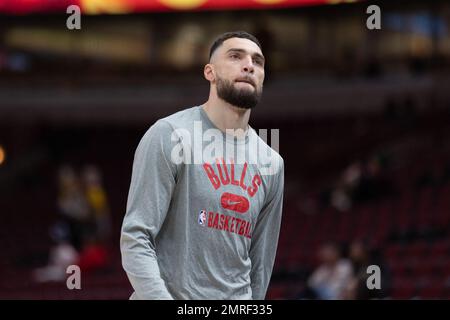 Chicago, USA. 31. Januar 2023. Zach LaVine (8 Chicago Bulls) schaut sich beim Aufwärmen vor dem Spiel zwischen den Chicago Bulls und den Los Angeles Clippers am Dienstag, den 31. Januar 2023 im United Center, Chicago, USA, an. (KEINE KOMMERZIELLE NUTZUNG) (Foto: Shaina Benhiyoun/Sports Press Photo/C - FRIST VON EINER STUNDE - FTP NUR AKTIVIEREN, WENN BILDER WENIGER ALS EINE STUNDE ALT sind - Alamy) Guthaben: SPP Sport Press Photo. Alamy Live News Stockfoto