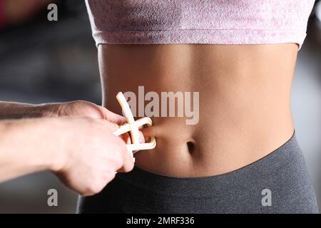 Ernährungswissenschaftlerin misst weibliche Körperfettschicht mit Messschieber drinnen, Nahaufnahme Stockfoto