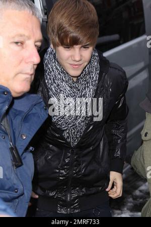 Sänger Justin Bieber kommt an einem verschneiten Tag in London in die BBC Maida Vale Studios. 12/1/10. Stockfoto