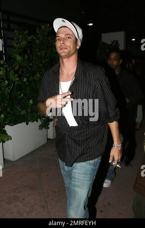 Exklusiv!! Kevin Federline, der entfremdete Ehemann von Britney Spear, isst im Nobu, bevor er den Nachtclub Mansion veranstaltet, um sein neues Album „Playing with Fire“ zu bewerben. Miami, FL 11/17/06 Alle Stockfoto