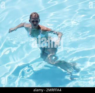 EXKLUSIV!! Kevin Federline zeigt einen zweiten Tag lang seine dehnbare Taille neben seiner trimmen Freundin, der Volleyballspielerin Victoria Prince. Federline, der mit seinen beiden Söhnen Jayden James und Sean Preston am Pool war, soll in Gesprächen über einen Gewichtsverlust-Deal für 2,5m $ mit Extreme Physical Performance sein. Florida, USA. 8/29/09. Stockfoto