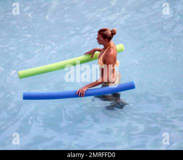 EXKLUSIV!! Kevin Federline und seine Freundin Victoria Prince genießen am späten Nachmittag Spaß am Pool mit Kevins beiden Söhnen Sean Preston und Jayden James. Federline zog sein T-Shirt aus, um einen schockierenden Unterschied in seinem Körperbau zu zeigen, der sich von seiner Zeit als Back-up-Tänzerin in seiner Ehe mit seiner Mutter, dem Popstar Britney Spears, unterscheidet. Federline und Prince, ein professioneller Volleyballspieler, planschten mit den Kindern im Pool herum, warfen sie in die Luft und schubsten sie auf Schwimmwänden herum, lächelten und hatten Spaß. Prinz sieht aus wie eine Mutterfigur, als sie sich mit den Jungs verband. Die Gruppe Stockfoto