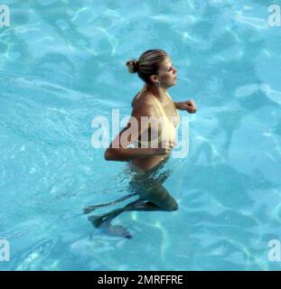 EXKLUSIV!! Kevin Federline und seine Freundin Victoria Prince genießen am späten Nachmittag Spaß am Pool mit Kevins beiden Söhnen Sean Preston und Jayden James. Federline zog sein T-Shirt aus, um einen schockierenden Unterschied in seinem Körperbau zu zeigen, der sich von seiner Zeit als Back-up-Tänzerin in seiner Ehe mit seiner Mutter, dem Popstar Britney Spears, unterscheidet. Federline und Prince, ein professioneller Volleyballspieler, planschten mit den Kindern im Pool herum, warfen sie in die Luft und schubsten sie auf Schwimmwänden herum, lächelten und hatten Spaß. Prinz sieht aus wie eine Mutterfigur, als sie sich mit den Jungs verband. Die Gruppe Stockfoto