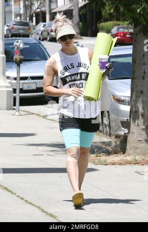 Kaley Cuoco geht zum Yoga-Kurs. Los Angeles, Kalifornien. 11. Mai 2015 Stockfoto